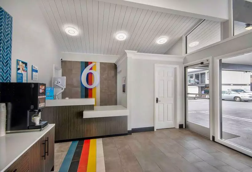 ホテル Studio 6 Eureka Ca Old Town