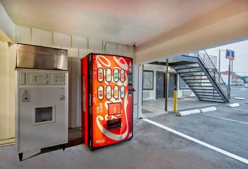 ホテル Studio 6 Eureka Ca Old Town