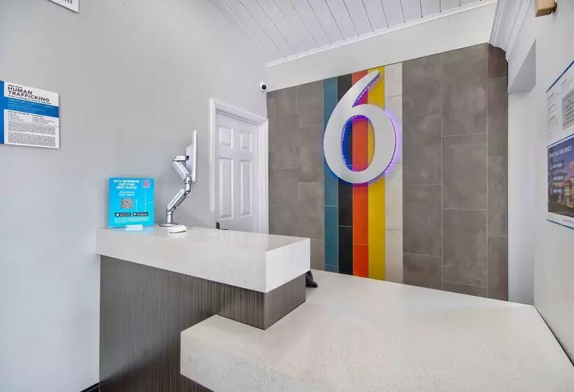 ホテル Studio 6 Eureka Ca Old Town