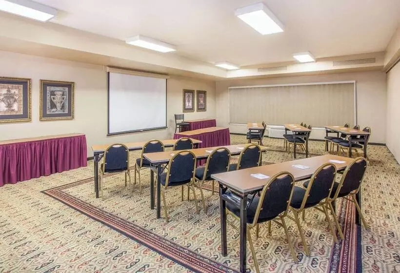 호텔 Hawthorn Extended Stay By Wyndham Bloomington