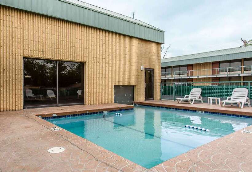 מוטל Rodeway Inn