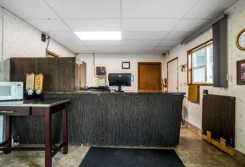 모텔 Rodeway Inn & Suites