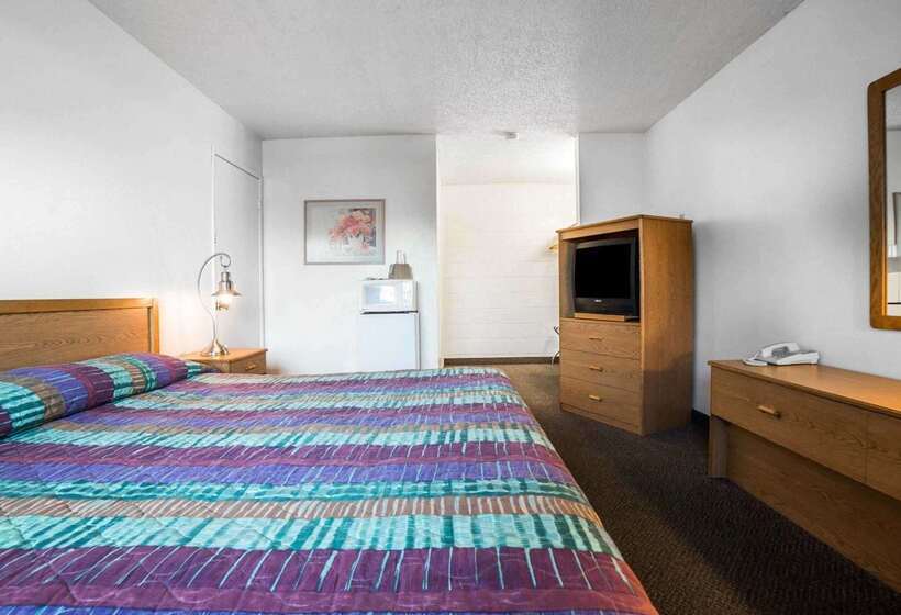 모텔 Rodeway Inn & Suites