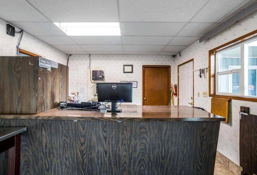 모텔 Rodeway Inn & Suites