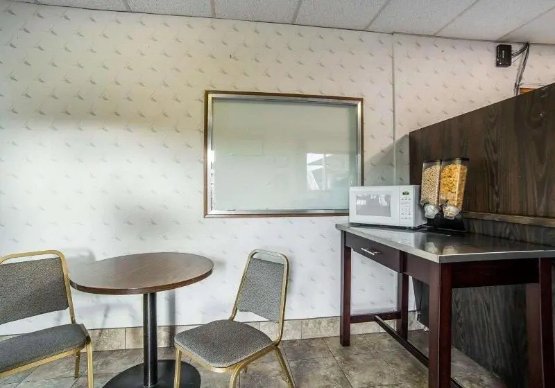 モーテル Rodeway Inn & Suites
