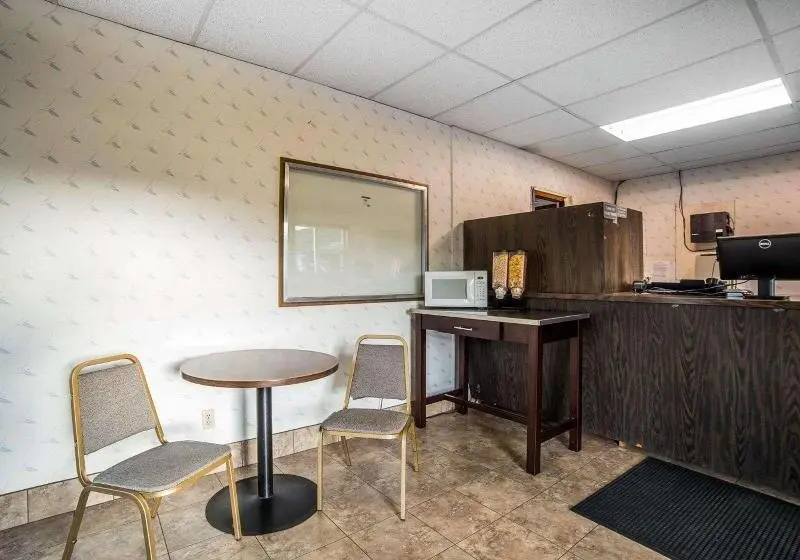モーテル Rodeway Inn & Suites