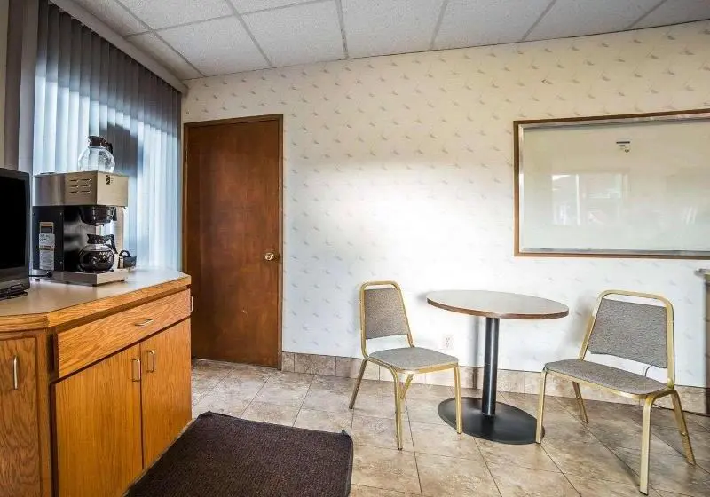 モーテル Rodeway Inn & Suites