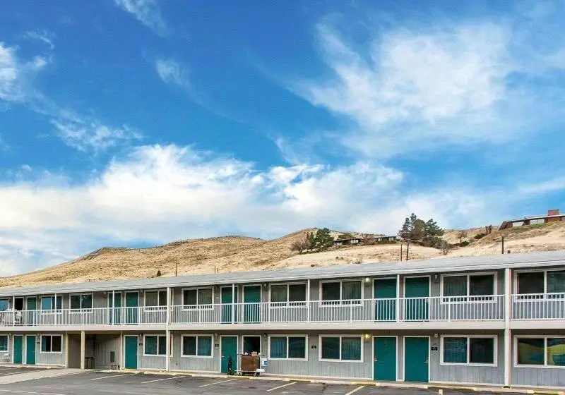 モーテル Rodeway Inn & Suites