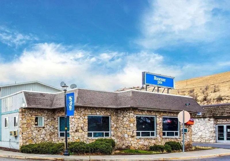 モーテル Rodeway Inn & Suites