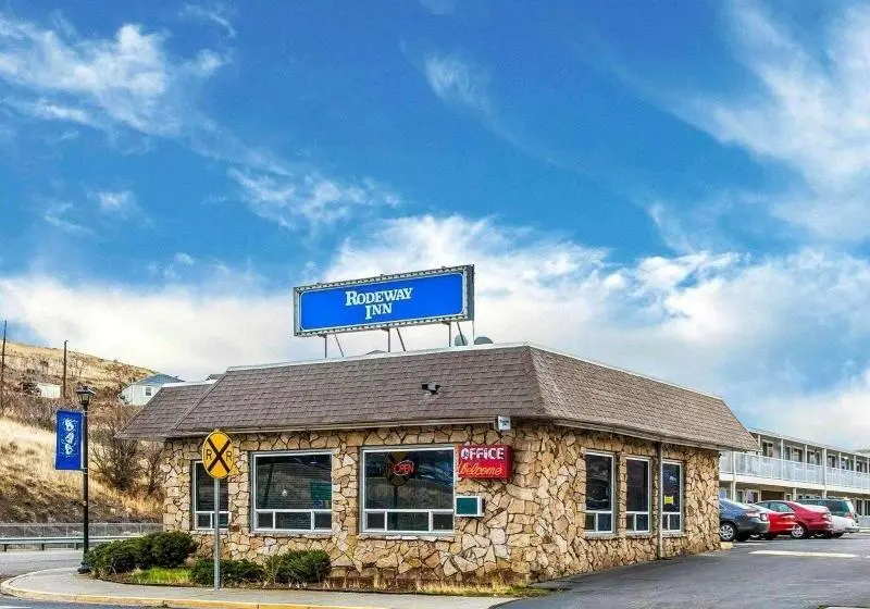 モーテル Rodeway Inn & Suites