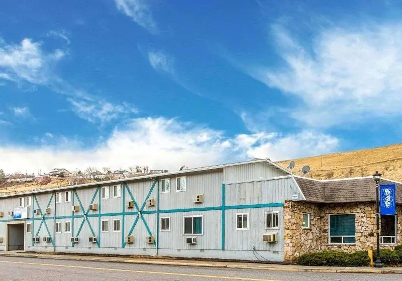 モーテル Rodeway Inn & Suites