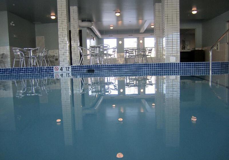 هتل Holiday Inn Express Golden Kicking Horse, An Ihg