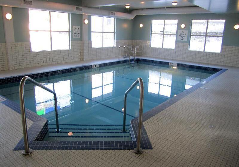 هتل Holiday Inn Express Golden Kicking Horse, An Ihg