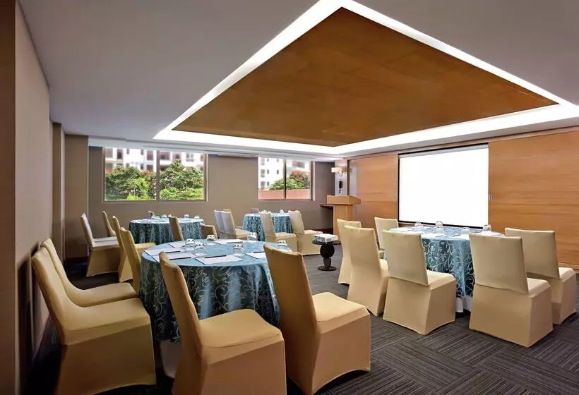 호텔 Doubletree Suites By Hilton Bengaluru Outer Ring Road