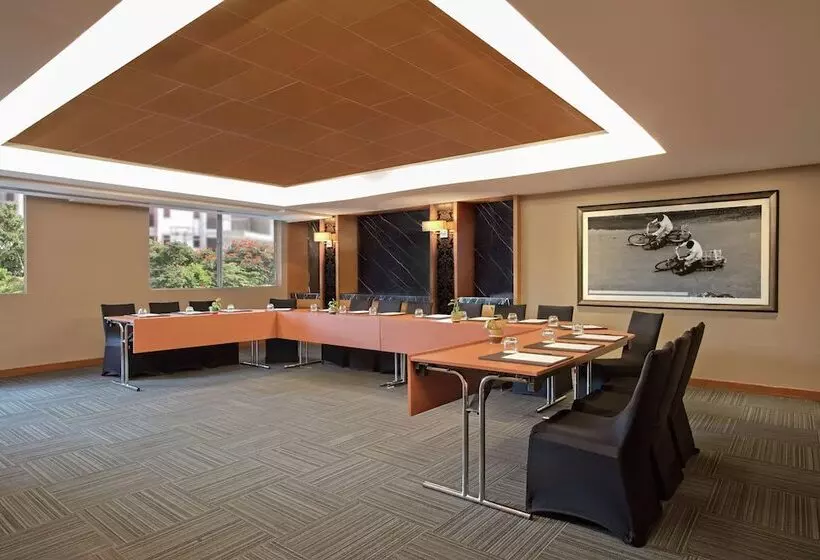 호텔 Doubletree Suites By Hilton Bengaluru Outer Ring Road