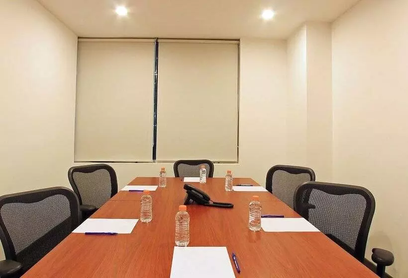 Отель One Queretaro Aeropuerto