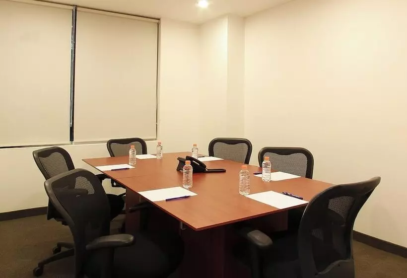 Отель One Queretaro Aeropuerto