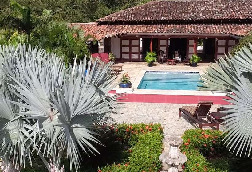 هتل Rancho Chilamate Guest Ranch