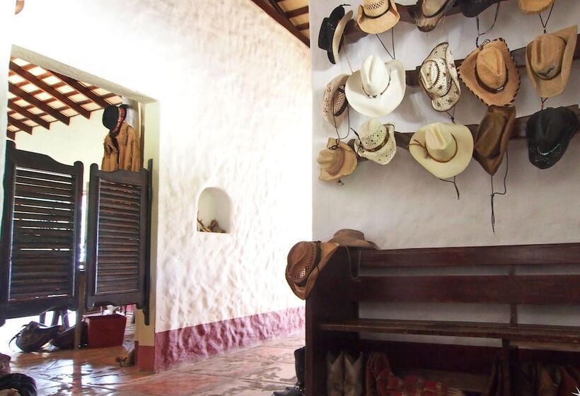 هتل Rancho Chilamate Guest Ranch