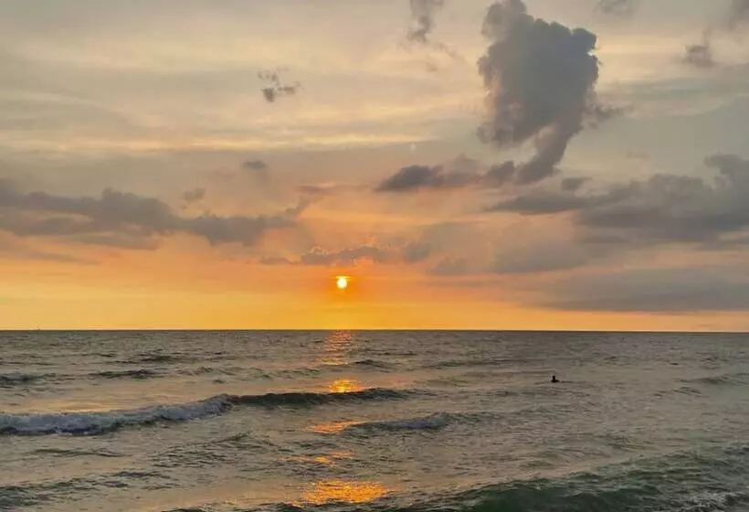 Hotelli The Palms Resort & Bar