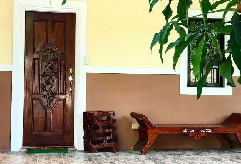 Hotelli The Palms Resort & Bar