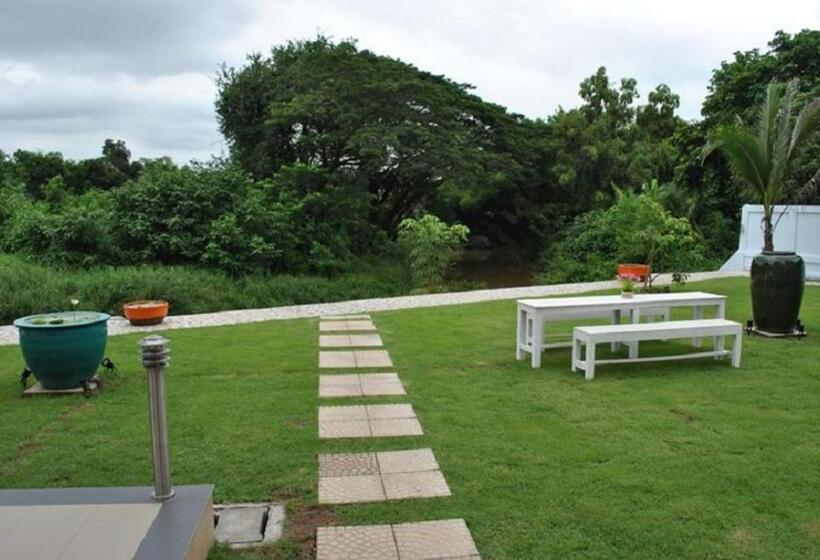 O.u.m. Hotel   โรงแรมโอยูเอ็ม