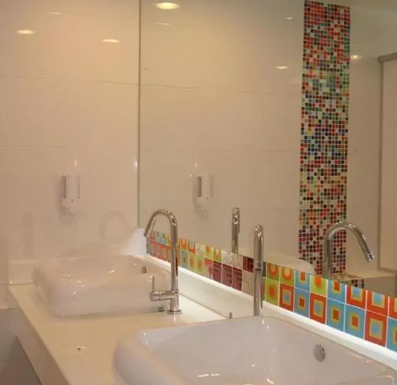 O.u.m. Hotel   โรงแรมโอยูเอ็ม