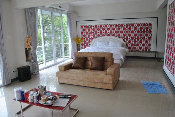 O.u.m. Hotel   โรงแรมโอยูเอ็ม