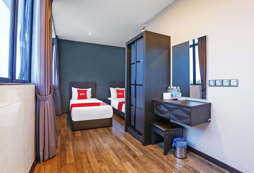 Oyo 90474 Skycity Motel