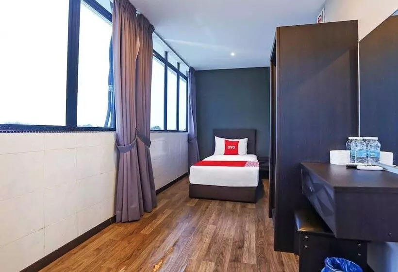 Oyo 90474 Skycity Motel