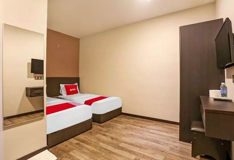 Oyo 90474 Skycity Motel