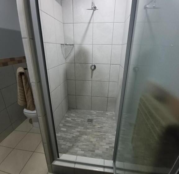 פנסיון Big D Accommodation & Guesthouse