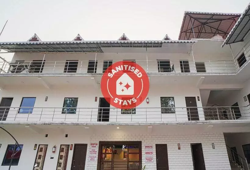 Fabhotel Roadside Inn