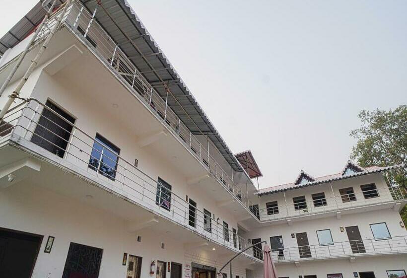 Fabhotel Roadside Inn