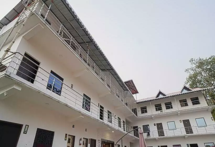 Fabhotel Roadside Inn