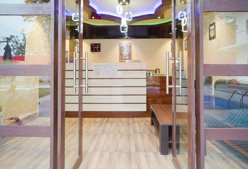 Fabhotel Roadside Inn