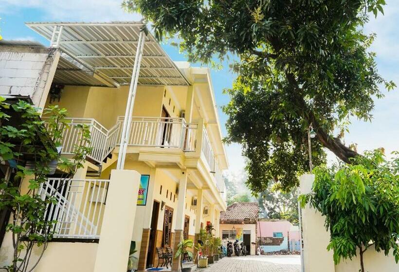 Hotel Reddoorz Syariah Near Alun Alun Pasuruan