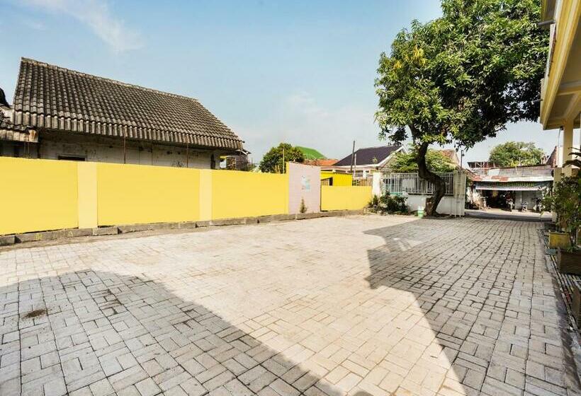 Hotel Reddoorz Syariah Near Alun Alun Pasuruan