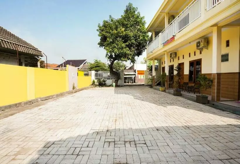 Hotelli Reddoorz Syariah Near Alun Alun Pasuruan