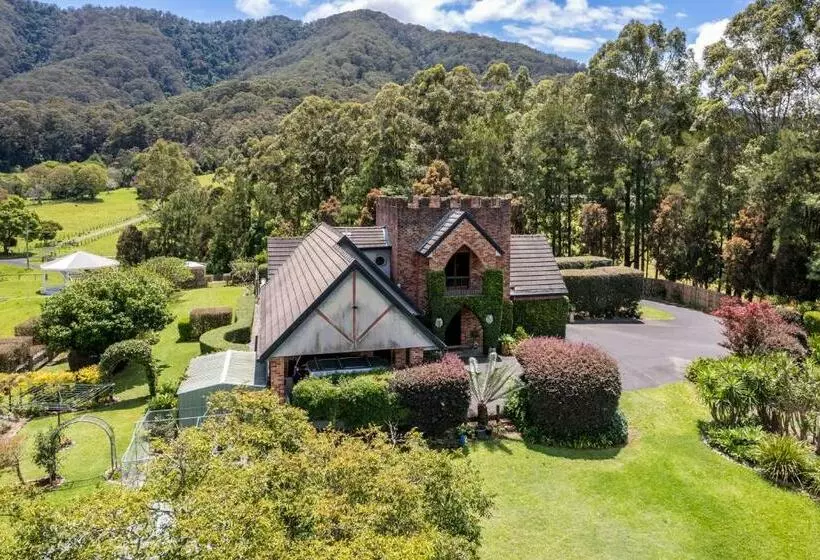 Aamiaismajoitus (B&B) The Castle At Bonville