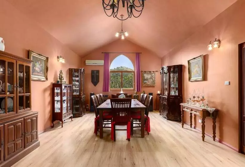 Aamiaismajoitus (B&B) The Castle At Bonville