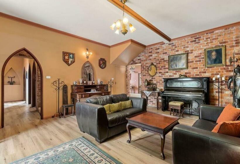 민박 The Castle At Bonville