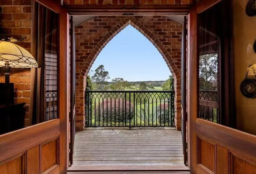 Aamiaismajoitus (B&B) The Castle At Bonville