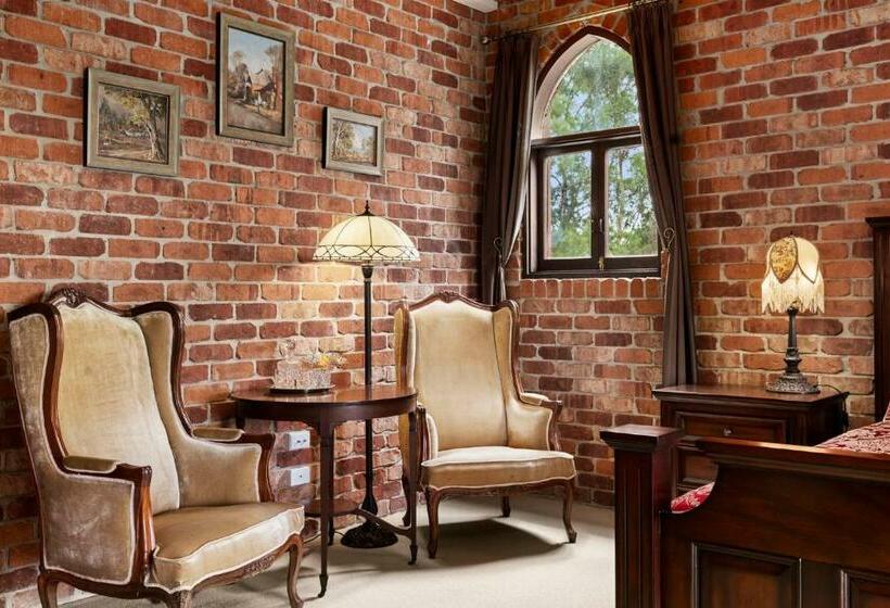 민박 The Castle At Bonville