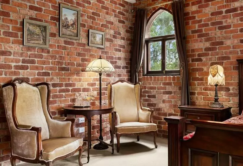 Aamiaismajoitus (B&B) The Castle At Bonville