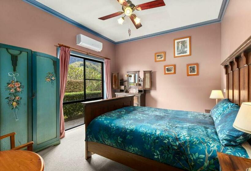 민박 The Castle At Bonville