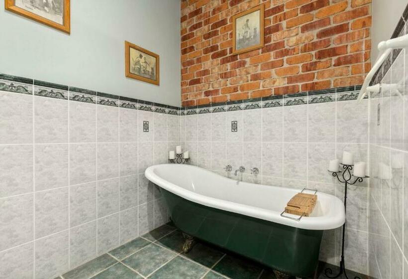 민박 The Castle At Bonville