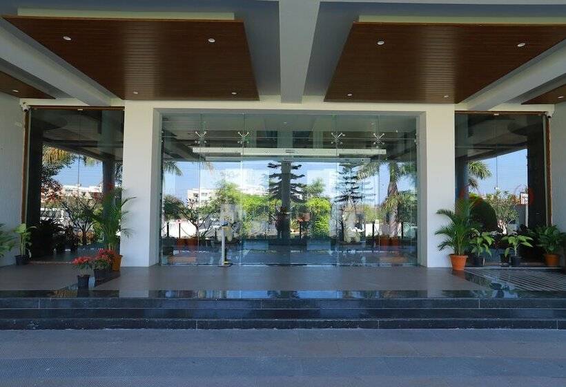 Hotel Grand Sarovar Portico, Latur