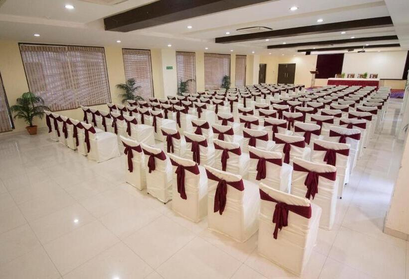 Hotel Grand Sarovar Portico, Latur