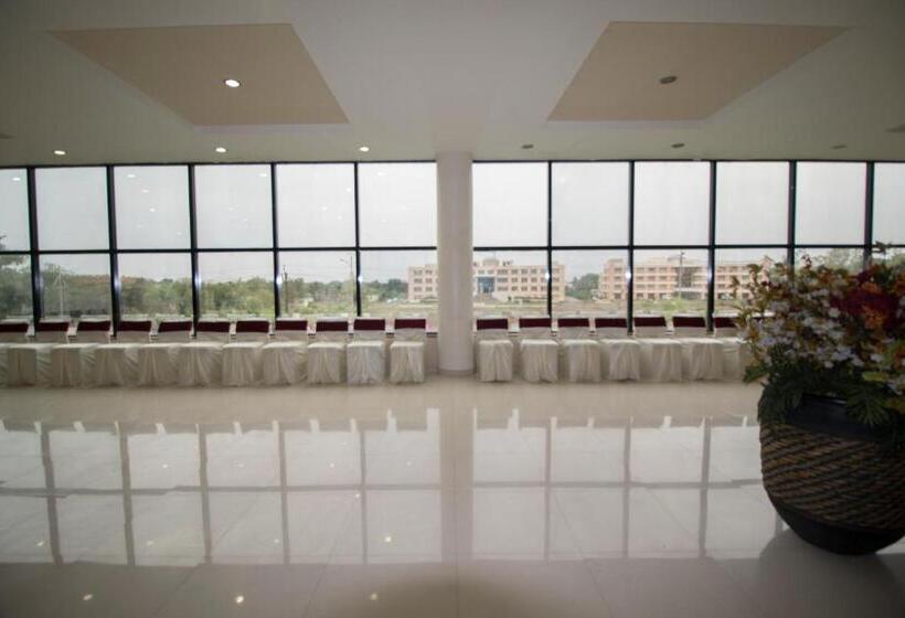 Hotel Grand Sarovar Portico, Latur